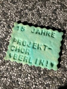 türkisfarbener Keks mit der Aufschrift 15 Jahre Projektchor Berlin