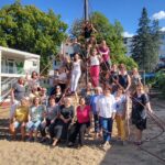 Chorfoto auf einer Kletterspinne, blauer Himmel