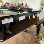 Flügel von der Seite, beklebt mit gelben Smileys und Text-Spickzetteln