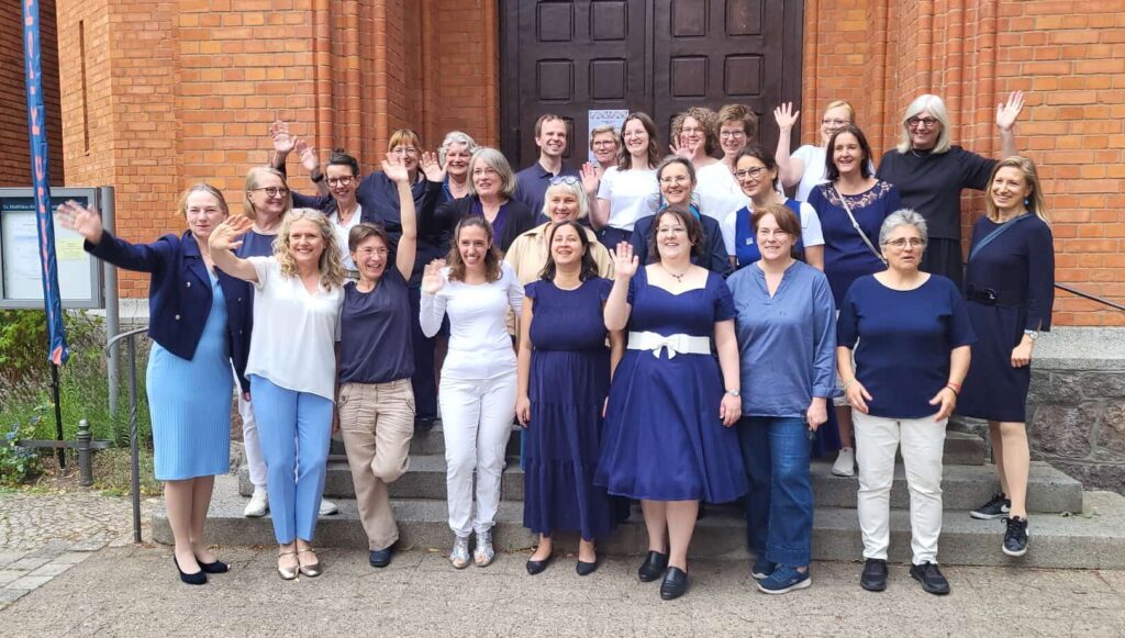 Gruppenfoto vor dem Konzert vor der Kirchentür