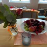 Stehtisch auf der Nachfeier, dekoriert mit Blumen und Obst