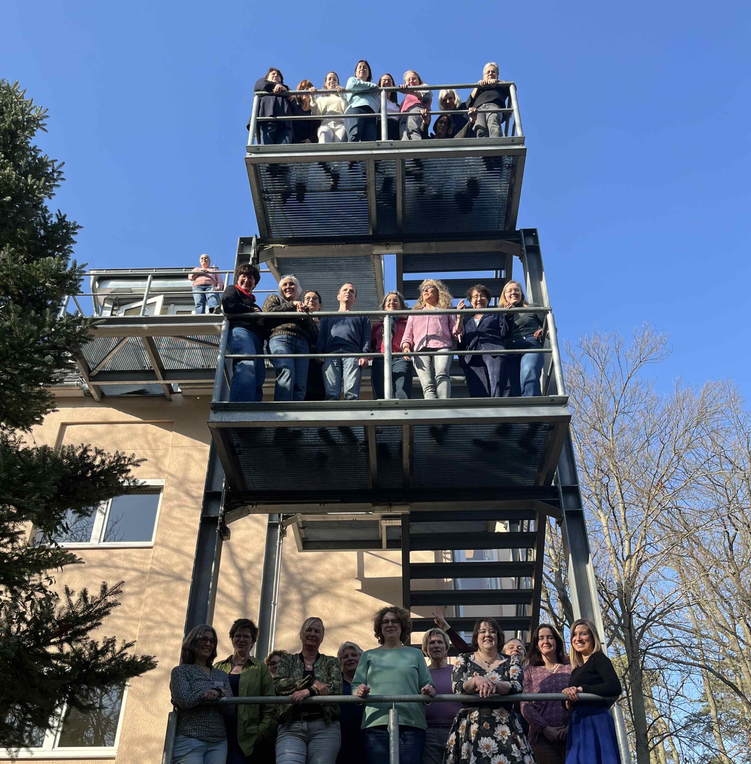 Gruppenfoto auf einer Freitreppe, Chor auf drei Etagen verteilt